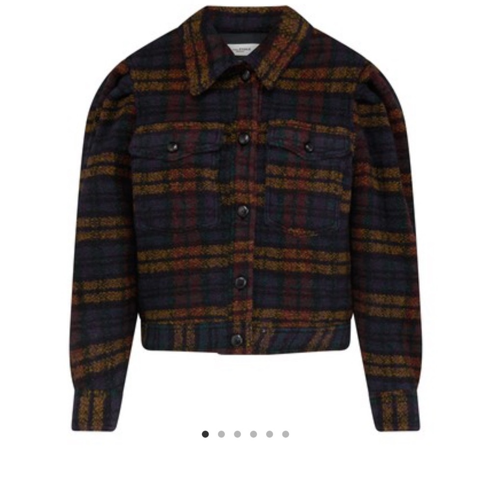 Wool-blend cropped checked coat with long sleeves. Button closure. 
·